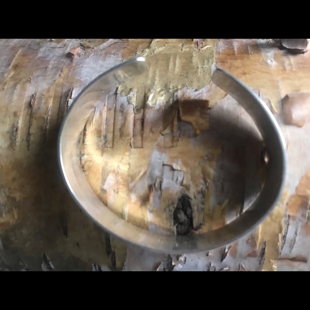 Indigenous BC carved silver eagle bracelet - Picture 4 of 7